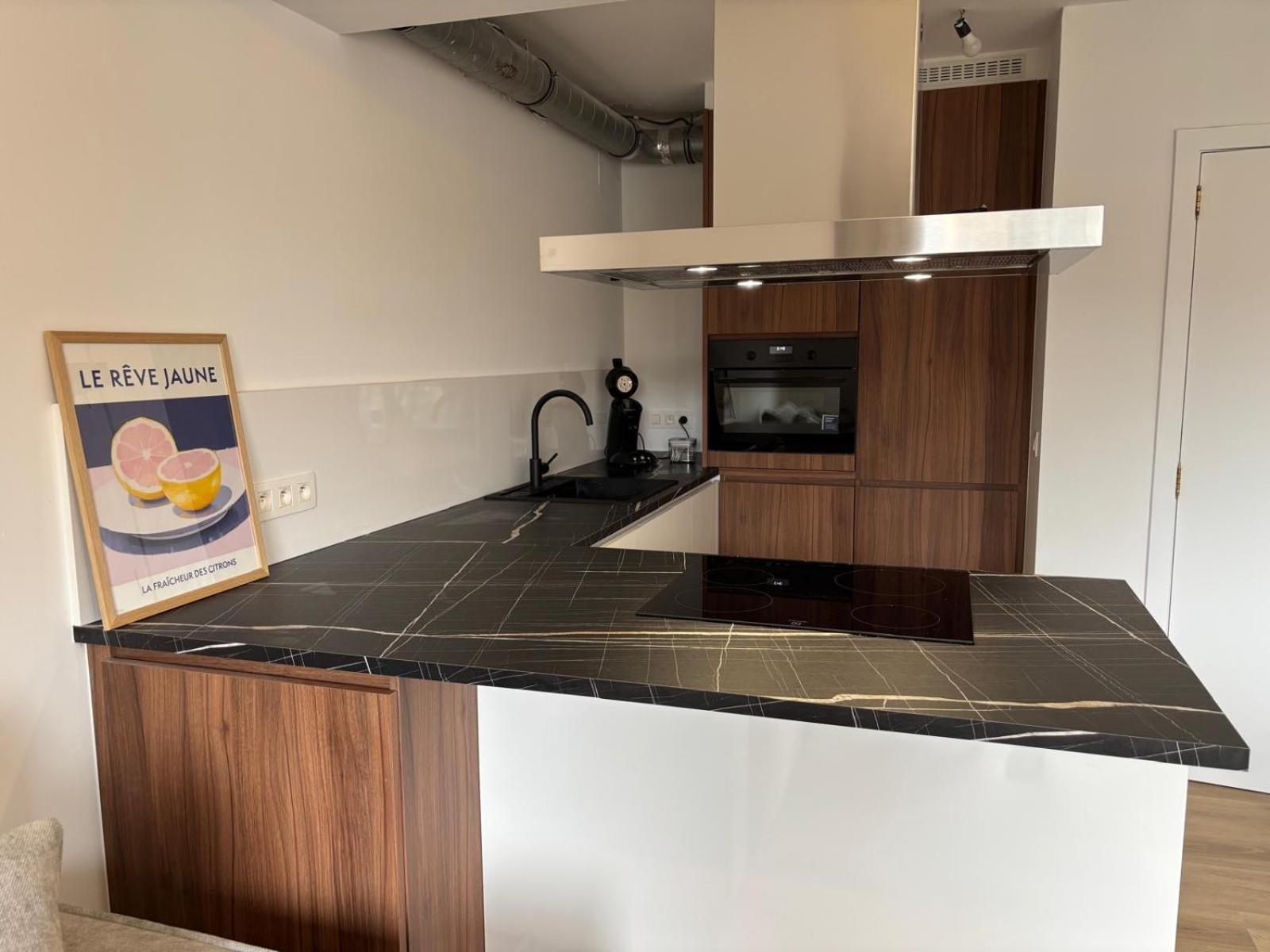 Cozy 1-bedroom Near The In T59